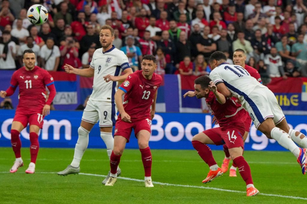 Bellingham-Inglaterra-gol-alamy2XCE245 Jude Bellingham marcando o gol de cabeça na vitória da Inglaterra sobre a Sérvia na Eurocopa