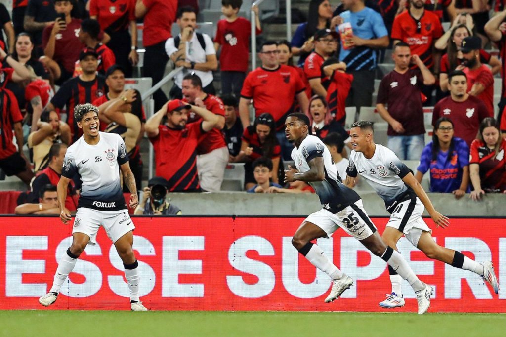 Cacá-Corinthians-gol-comemoração-jogo-alamy2XDMYYX Zagueiro Cacá comemorando o gol de empate do Corinthians com o Athletico-PR pelo Brasileiro