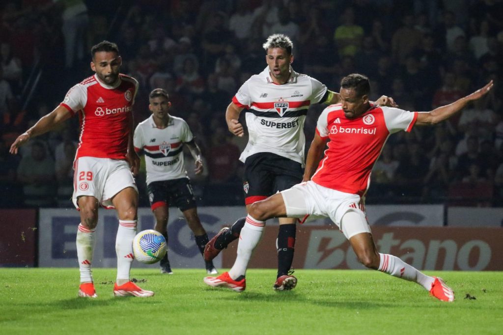 Calleri-Fernando-São-Paul-Internacional-alamy2XBYW96 Calleri do São Paulo sendo disputa bola com Fernando e Thiago Maia do Inter em jogo do Brasileirão