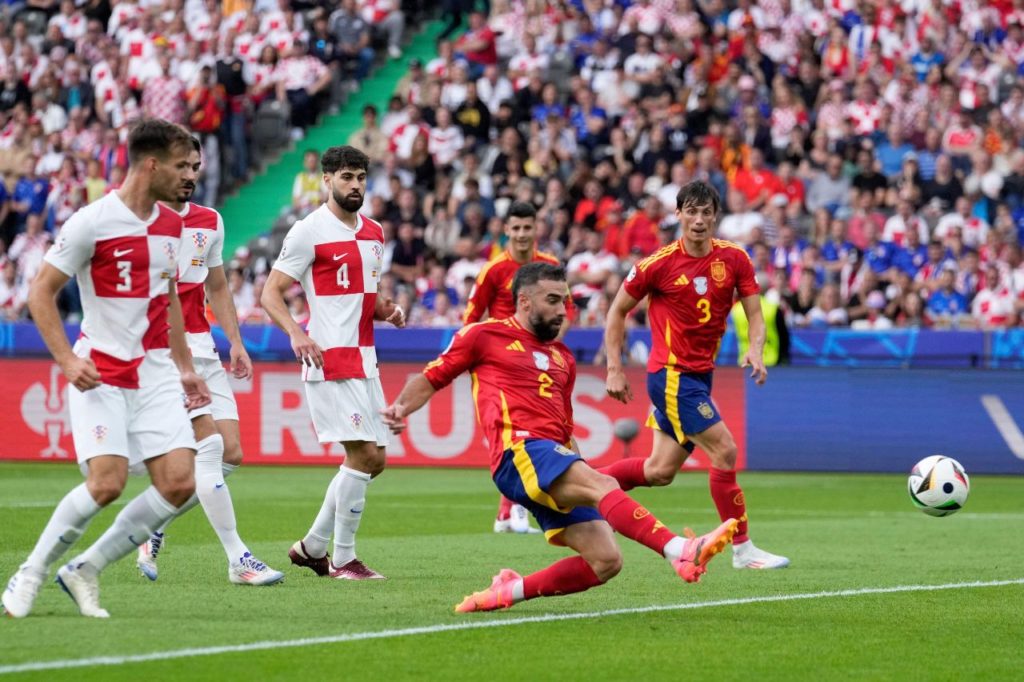 Carvajal-Espanha-gol-alamy2XC9H4D Carvajal finaliza para marcar um dos gols da Espanha na vitória em cima da Croácia na Euro 2024