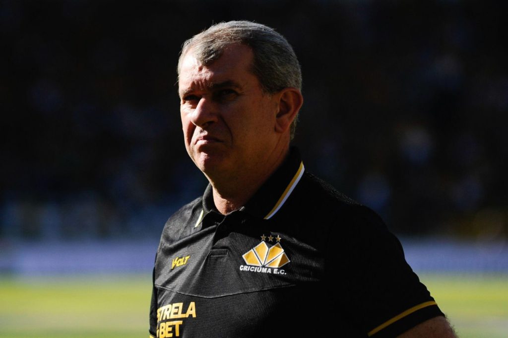 Claudio-Tencati-treinador-Criciúma-alamy2X9TBWW Técnico Cláudio Tencati no comando do Criciúma no Brasileirão