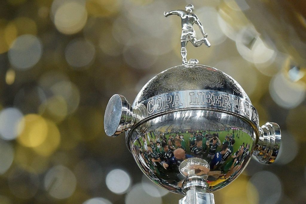 Copa-Libertadores-alamy2E842AB Taça da Libertadores em detalhe