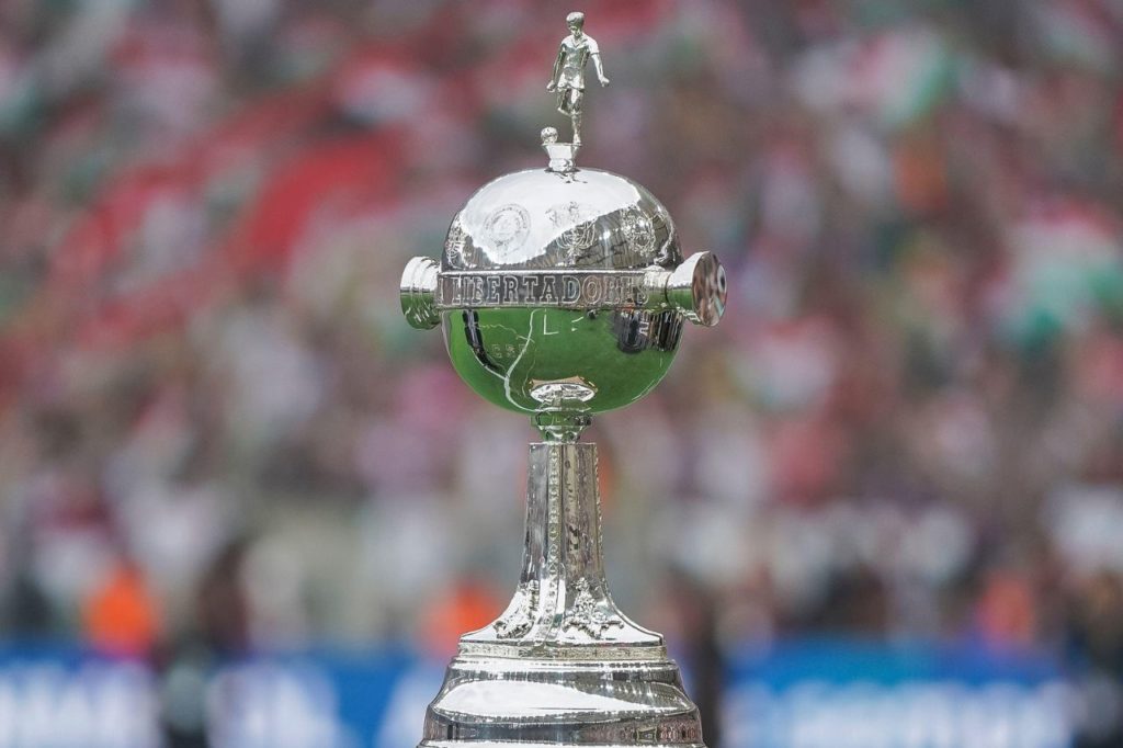 Copa-Libertadores-troféu-alamy2T5H9CD Troféu da Conmebol Libertadores sendo exibido no gramado