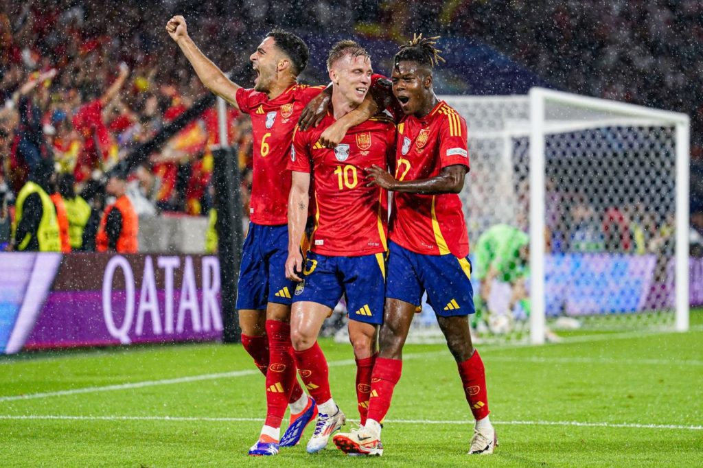 Dani-Olmo-Nico-Williams-gol-Espanha-alamy2XF196B Jogadores da seleção espanhola comemoram gol na vitória sobre a Geórgia pelas oitavas de final da Euro 2024