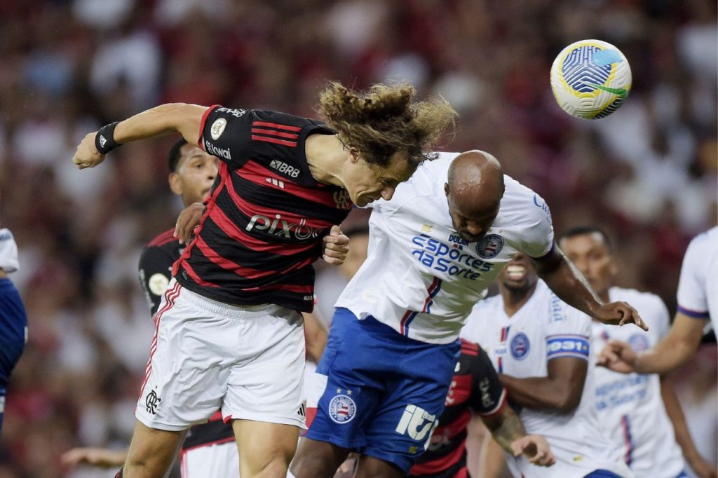 David-Luiz-gol-Flamengo-alamy2XD7A8F Zagueiro David Luiz sobe para cabecear a garantir a vitória do Flamengo sobre o Bahia