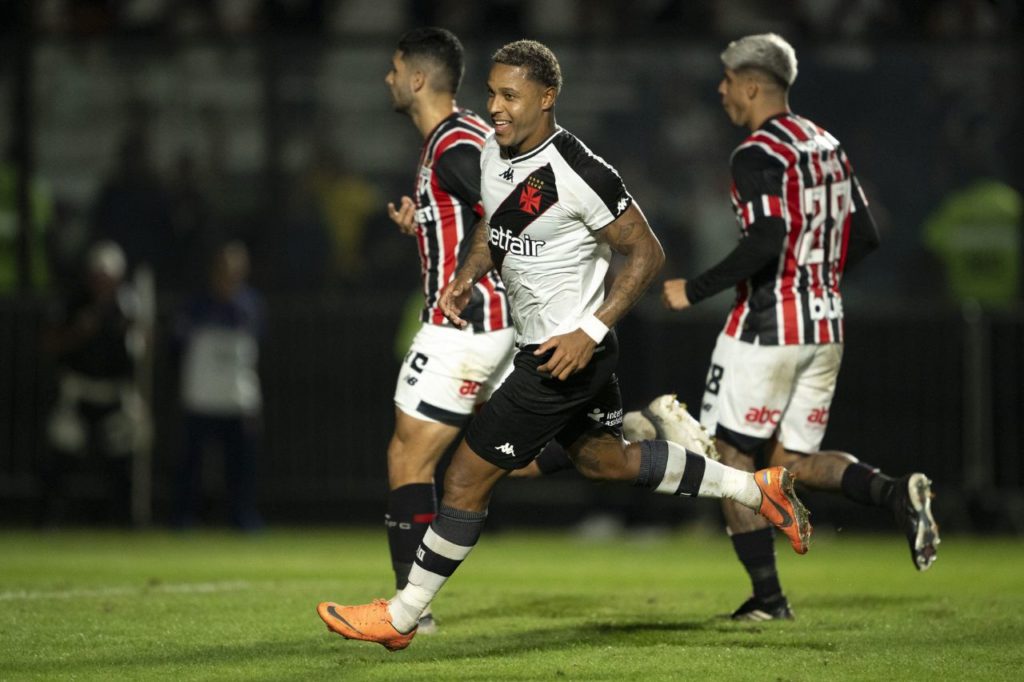 David-Vasco-gol-alamy2XDGE03 David comemora gol do Vasco na vitória em cima do São Paulo em São Januário