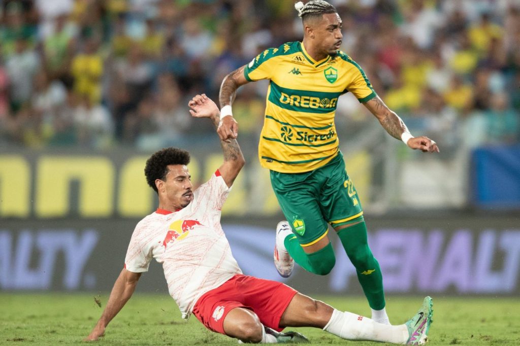 Derik-Lacerda-Lucas-Evangelista-Cuiabá-Bragantino-alamy2XEW3F5 Derik Lacerda do Cuiabá levando carrinho de Lucas Evangelista do Bragantino em jogo do Brasileiro