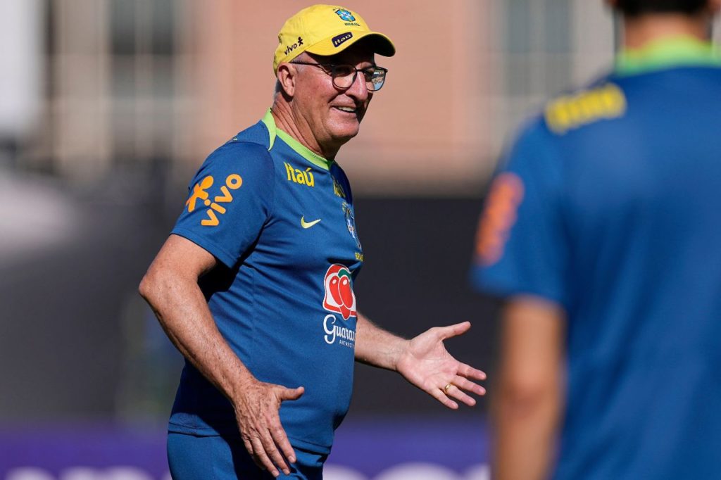 Técnico Dorival Júnior em treino da seleção brasileira em Los Angeles
