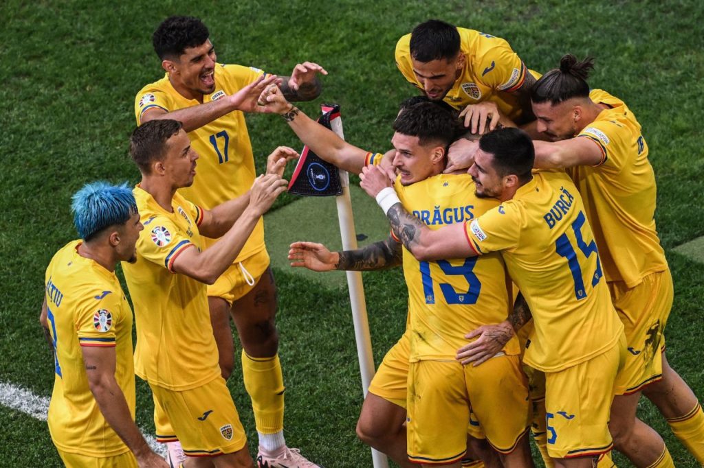Dragus-Romênia-gol-alamy2XCJBH1 Atacante Dragus comemora o terceiro gol da Romênia na vitória sobre a Ucrânia na Euro 2024