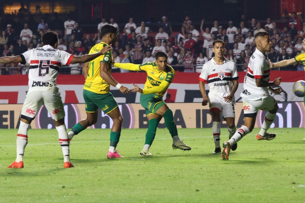 Eliel-Cuiabá-gol-alamy2XD23YJ Eliel finaliza para marcar o gol da vitória do Cuiabá sobre o São Paulo