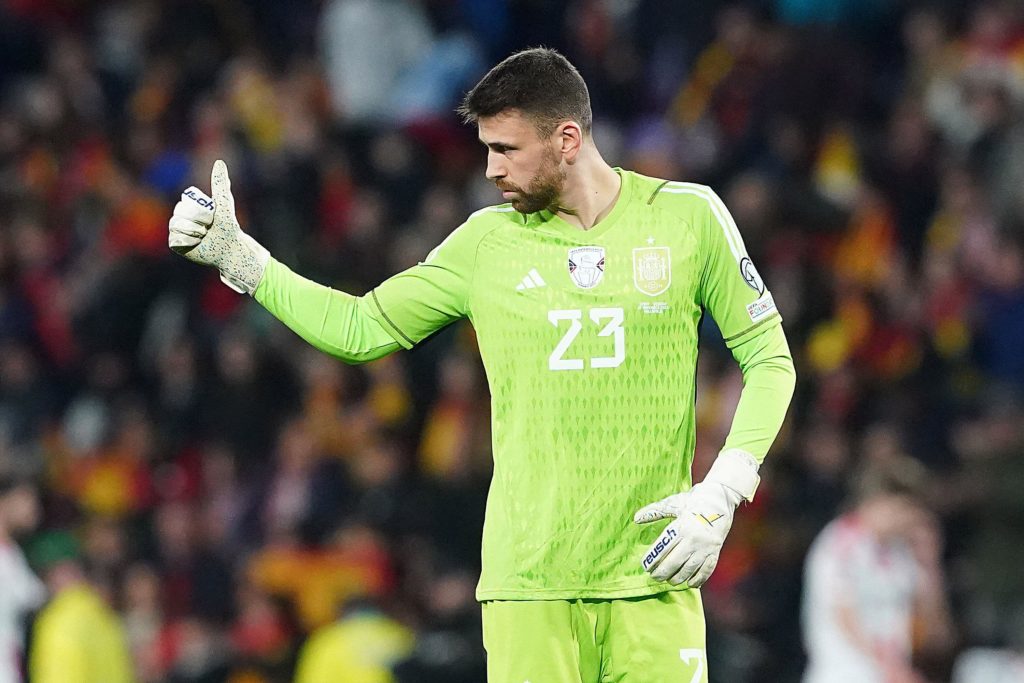 Unai Simon da Espanha durante as eliminatórias europeias, partida da rodada de qualificação.