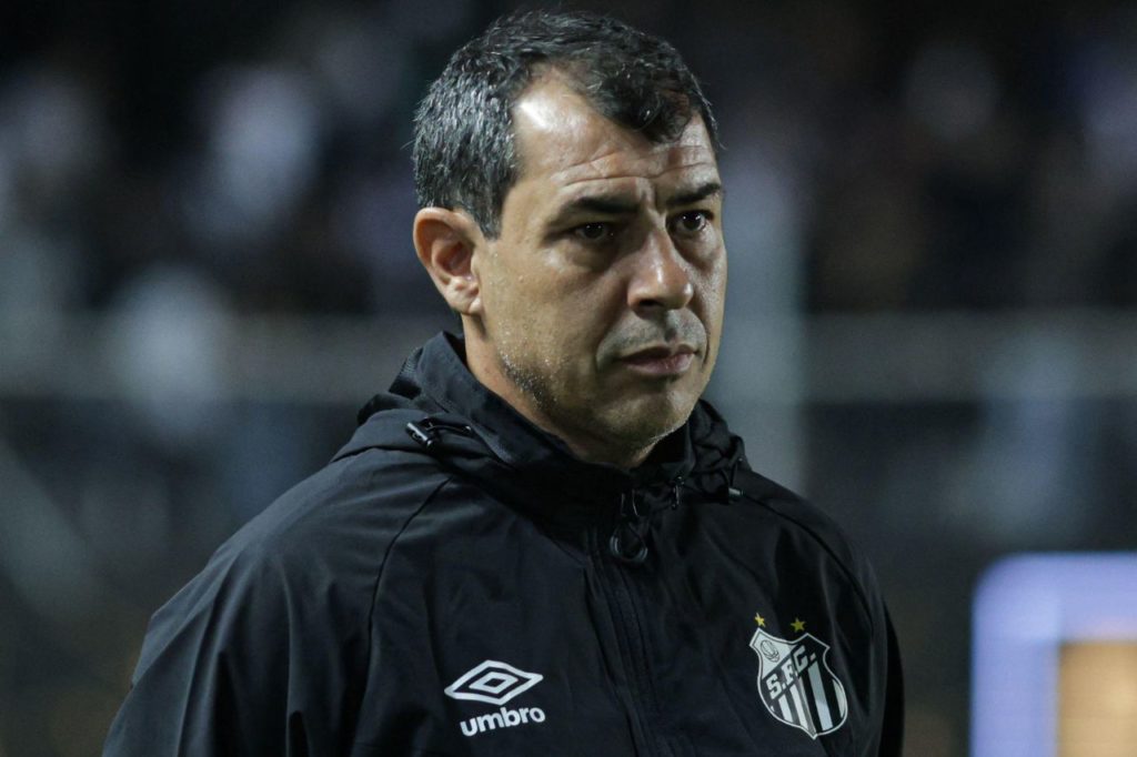 Fábio-Carille-Santos-treinador-alamy2XC6M89 Técnico Fábio Carille no comando do Santos na Série B do Campeonato Brasileiro