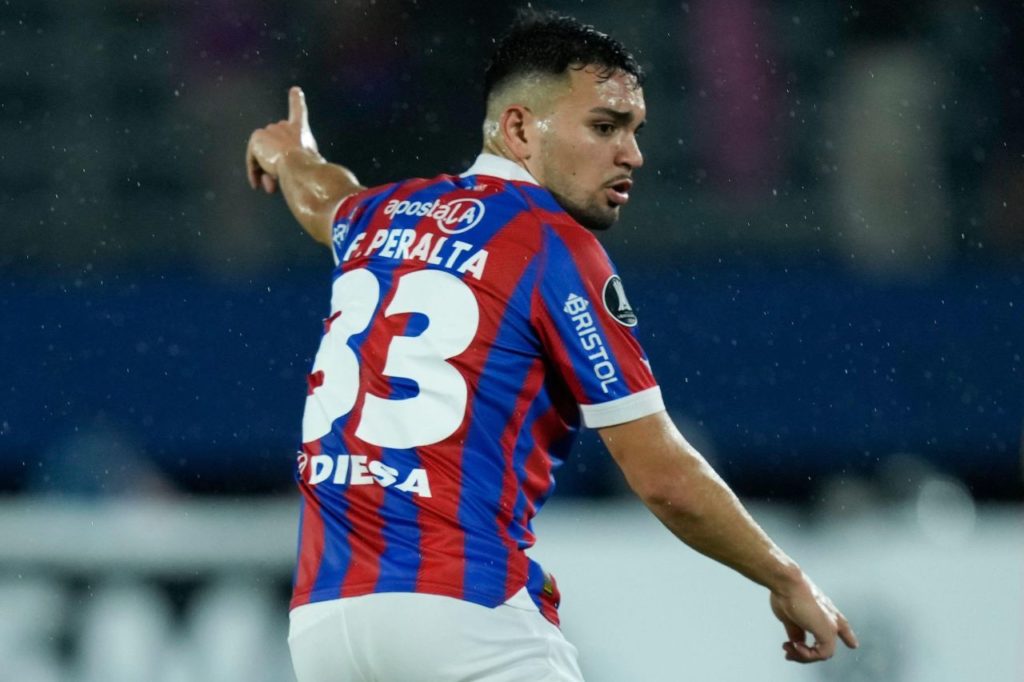 Fabrizio-Peralta-Cerro-jogo-alamy2X0AAXD Volante Fabrizio Peralta em ação pelo Cerro Porteño, do Paraguai