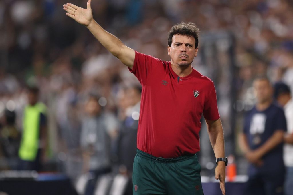 Fernando-Diniz-Fluminense-treinador-alamy2WY57PC Técnico Fernando Diniz irritado na derrota do Fluminense no Maracanã