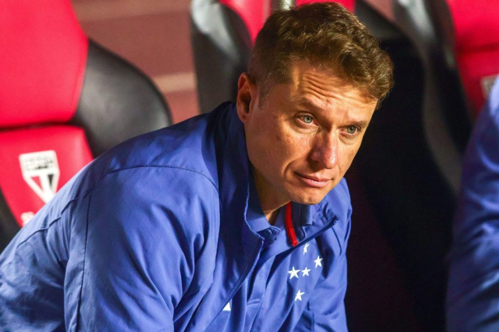 Fernando-Seabra-treinador-Cruzeiro-alamy2X9T1P4 Técnico Fernando Seabra no comando do Cruzeiro em jogo do Brasileirão