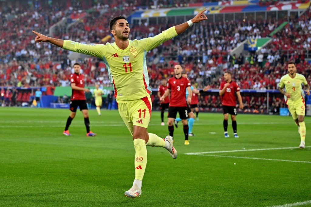 Ferrán-Torres-Espanha-gol-alamy2XDTRHE Atacante Ferrán Torres comemorando gol da Espanha na Euro 2024
