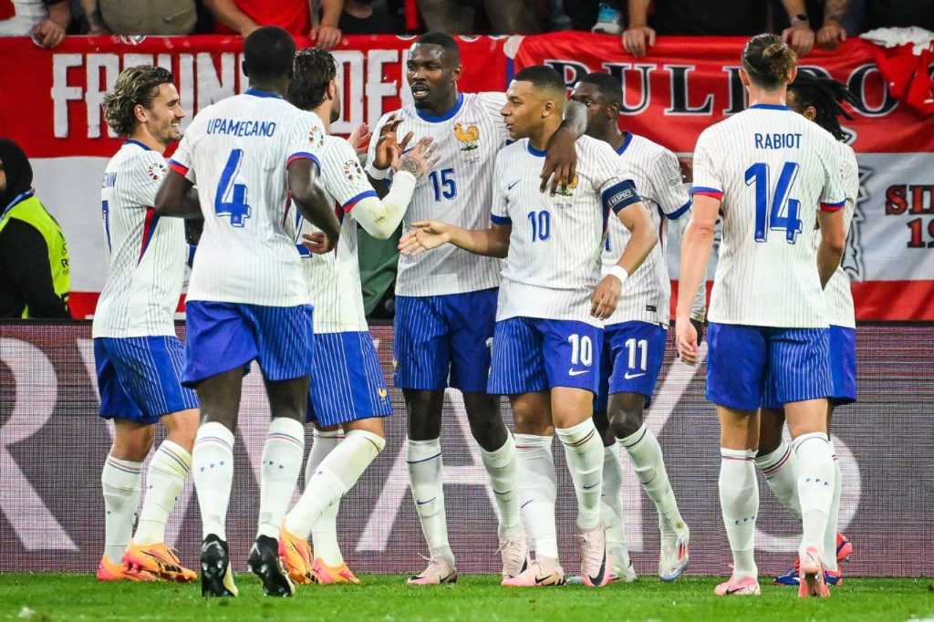 França-comemora-gol-alamy2XCKMA6 Jogadores da França comemoram gol contra da Áustria na Euro 2024
