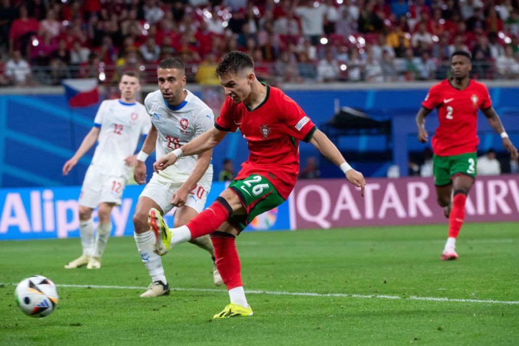 Francisco-Conceição-gol-Portugal-alamy2XCTMHT Atacante Francisco Conceição marcando o gol da vitória de Portugal na Euro 2024