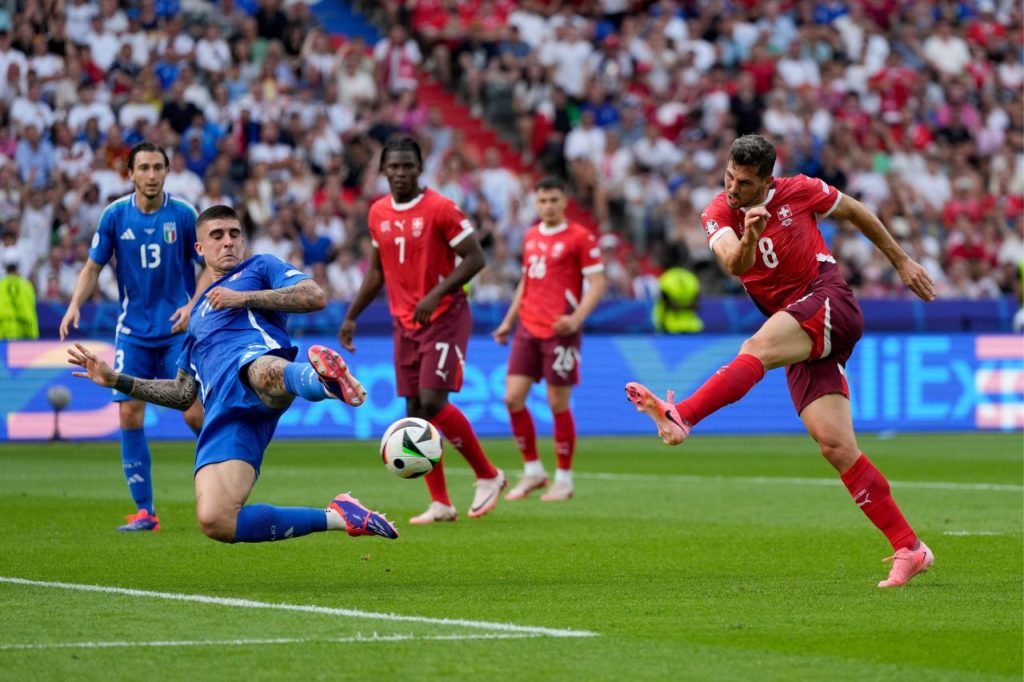 Freuler-Suíça-gol-alamy2XET14J Freuler finaliza para abrir o placar para a Suíça na vitória sobre a Itália nas oitavas da Euro 2024