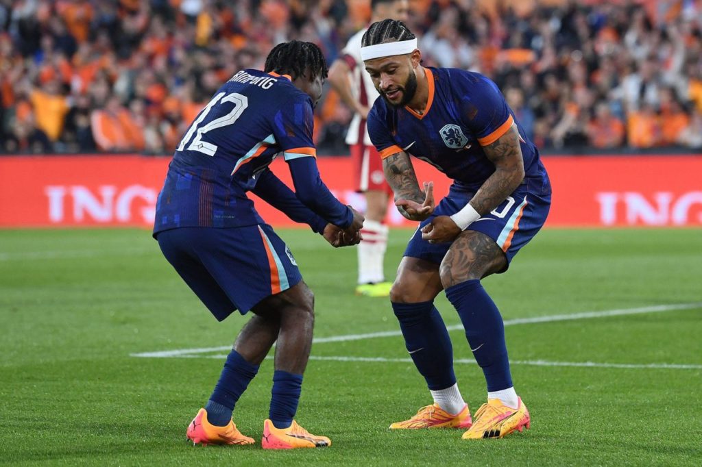 Frimpong-Depay-Holanda-gol-alamy2XAFM0G Frimpong e Depay comemoram gol da Holanda em amistoso contra o Canadá