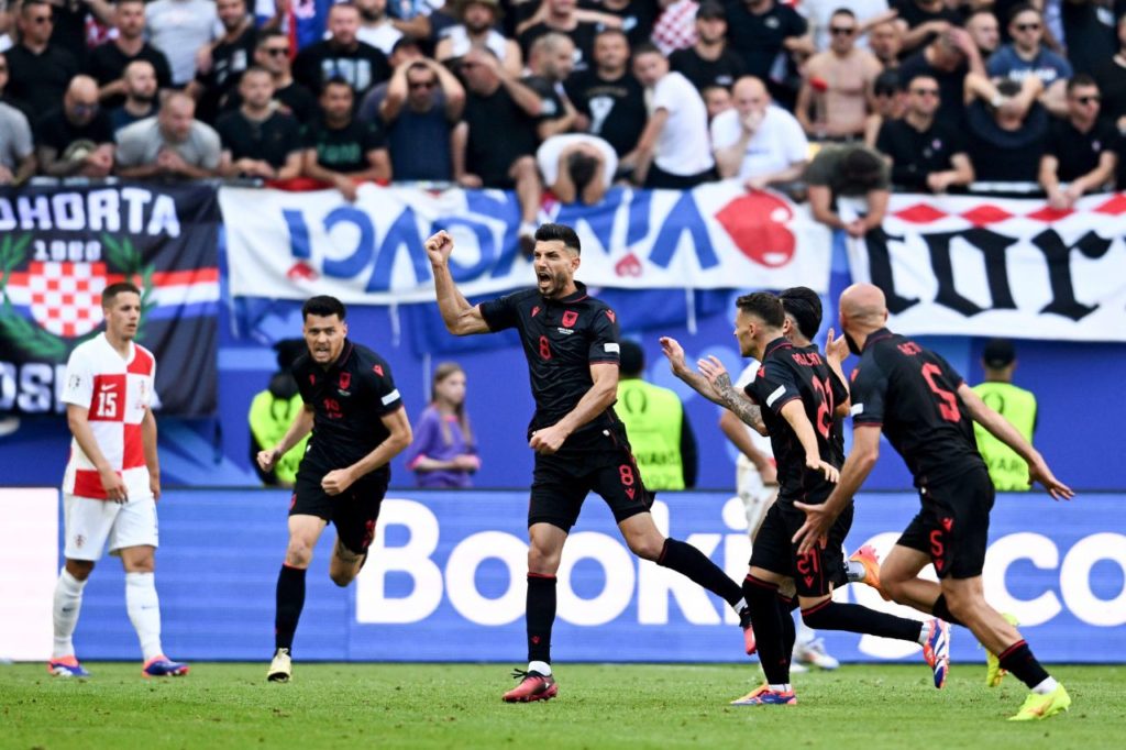 Gjasula-gol-Albânia-alamy2XD07NA Gjasula comemora gol da Albânia no empate com a Croácia na Euro 2024