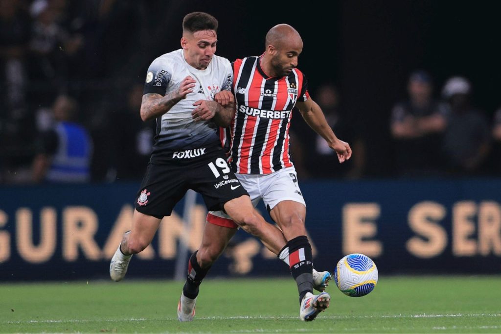 Gustavo-Silva-Lucas-Corinthians-São-Paulo-jogo-alamy2XCEA7D Gustavo Mosquito marca Lucas no clássico entre Corinthians e São Paulo na Neo Química Arena