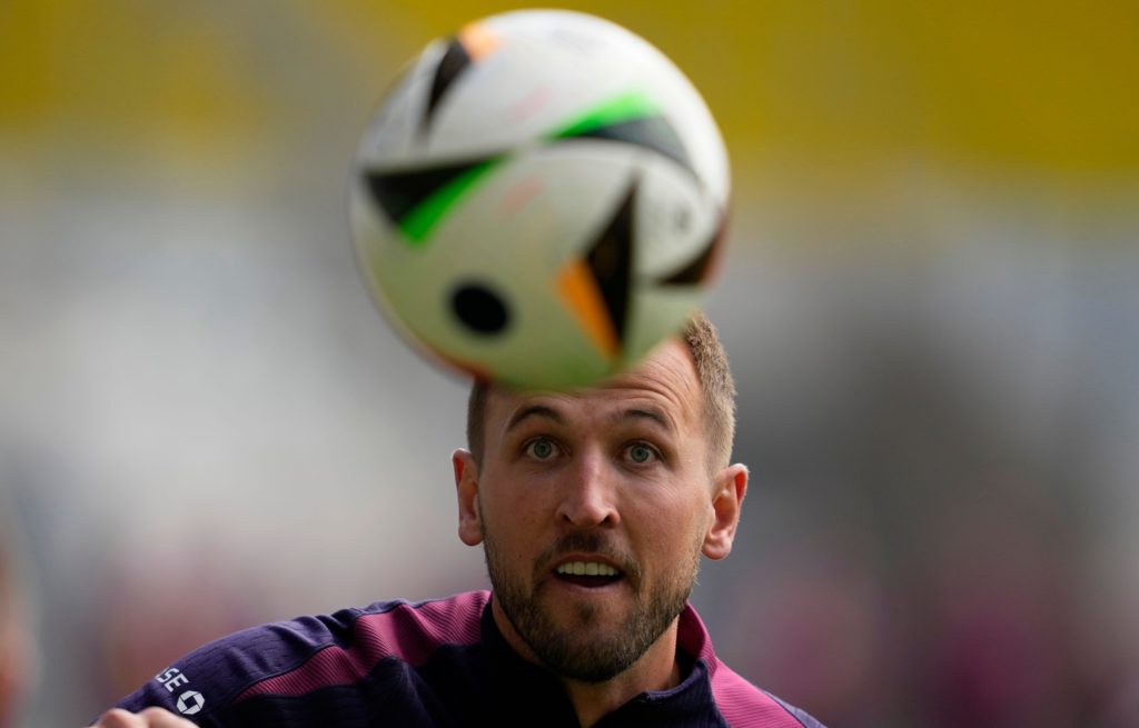 O inglês Harry Kane tenta pegar a bola durante um treino aberto ao público no Jena Stadium, antes da partida de futebol do Grupo C contra a Sérvia para a Eurocopa 2024.