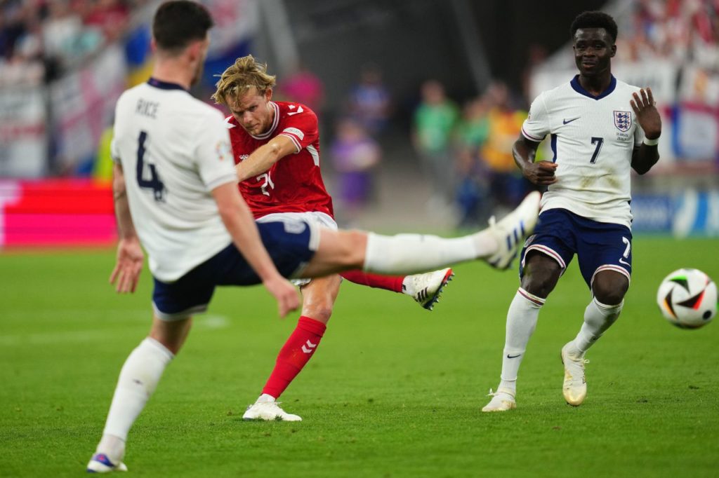 Hjulmand finalizando para marcar o gol da Dinamarca no empate com a Inglaterra