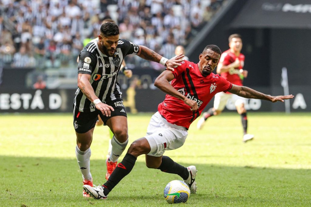 Hulk-Atlético-MG-jogo-alamy2XF03FX Hulk tenta passar por Luiz Felipe no empate entre Atlético-MG e Atlético-GO na Arena MRV pelo Brasileiro