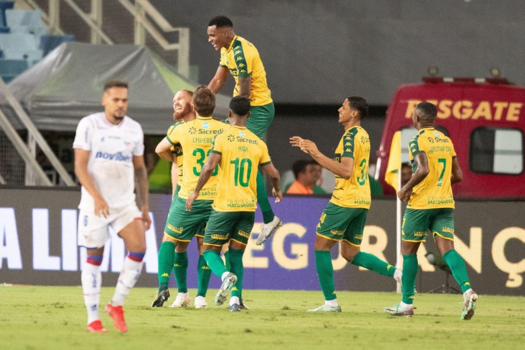 Isidro-Pitta-Cuiabá-gol-alamy2XCEY18 Atacante Pitta comemora gol do Cuiabá na Arena Pantanal