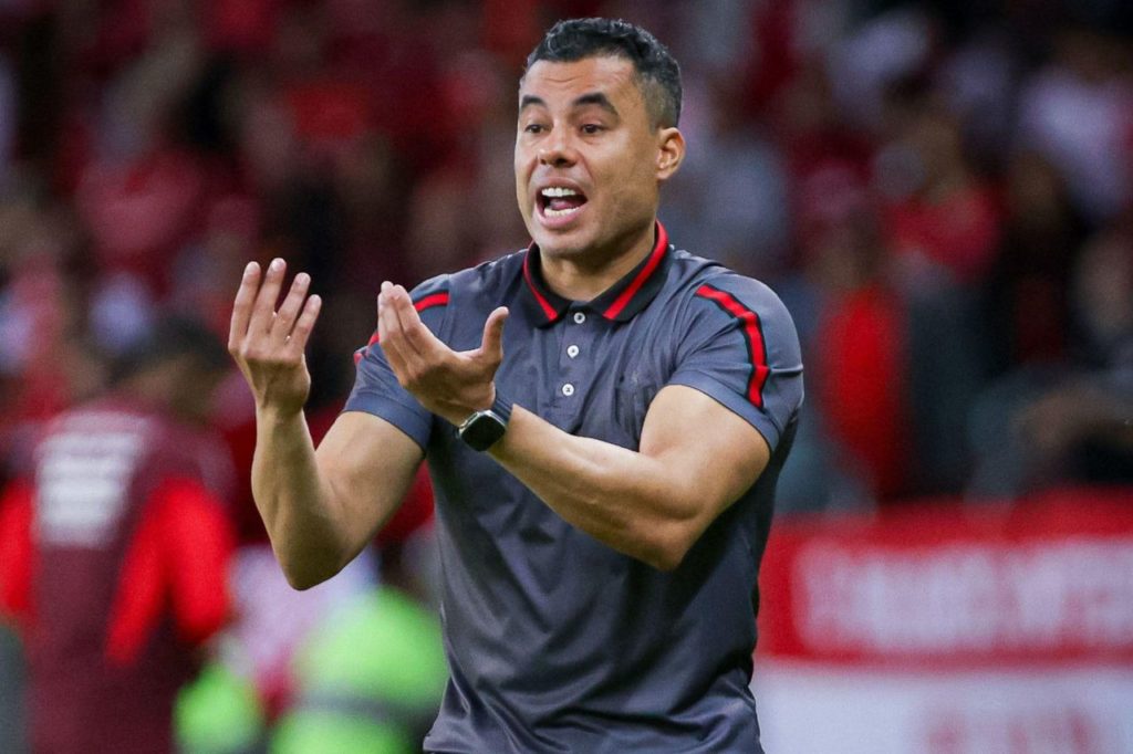 Jair-Ventura-Atlético-GO-treinador-alamy2X3TJEF Técnico Jair Ventura no comando do Atlético-GO no Brasileirão