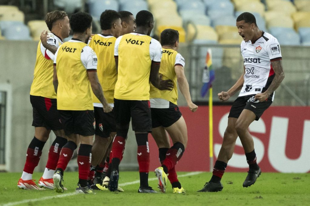 Janderson-Vitória-gol-alamy2XEGJH6 Atacante Janderson comemorando o gol do Vitória no triunfo sobre o Fluminense no Maracanã