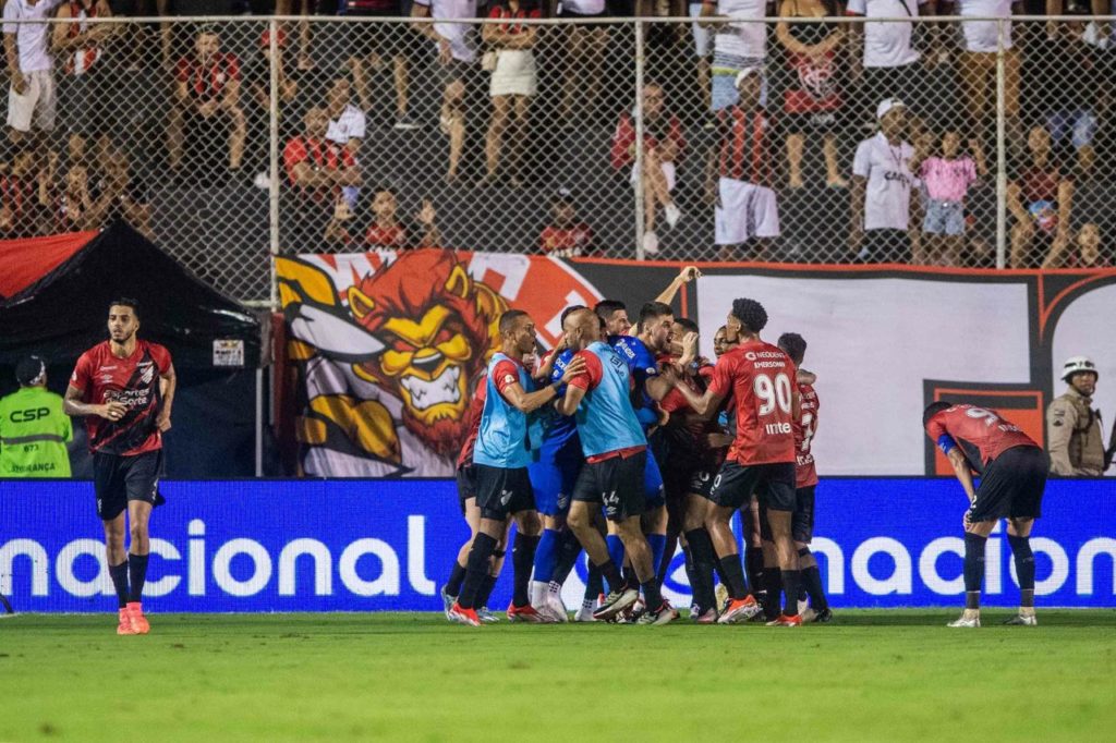Julimar-Athletico-PR-gol-alamy2XF1XK6 Julimar comemora gol do Athletico-PR no jogo contra o Vitória