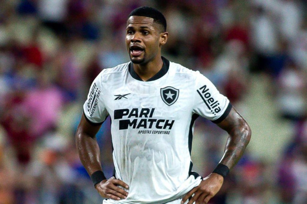 Junior-Santos-Botafogo-jogo-alamy2X6A7AX Atacante Júnior Santos em jogo do Botafogo no Brasileirão