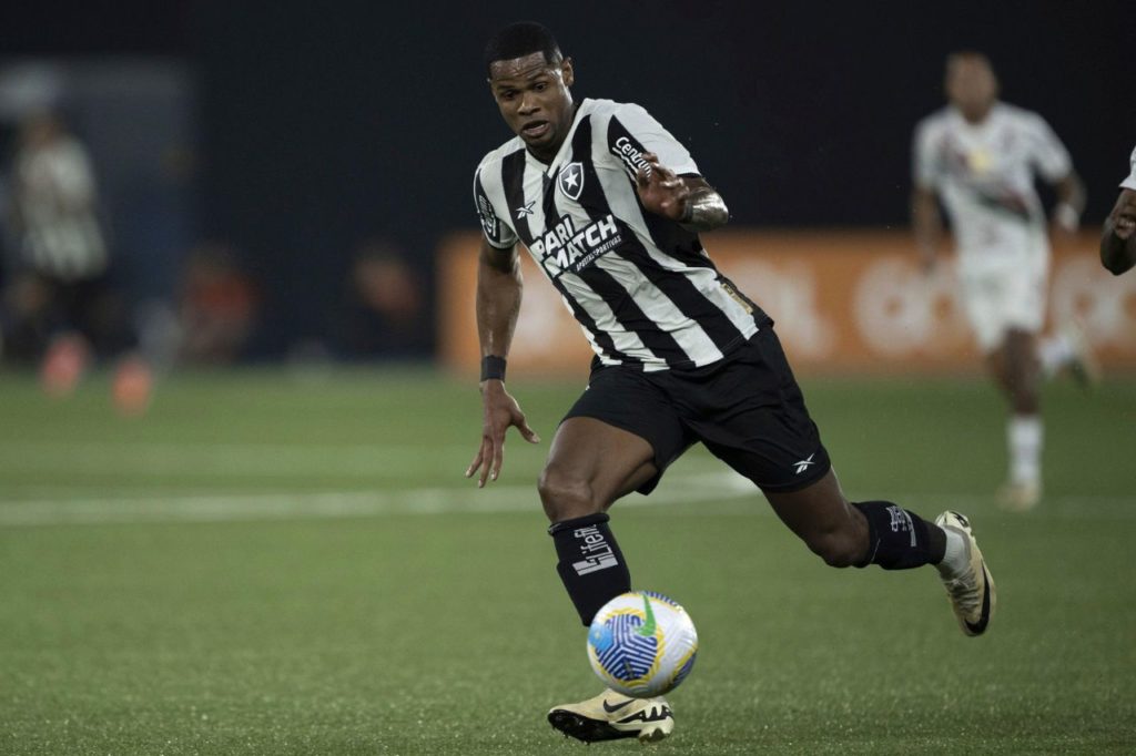 Junior-Santos-Botafogo-jogo-alamy2XBEEPT Atacante Júnior Santos em jogo do Botafogo no Brasileirão
