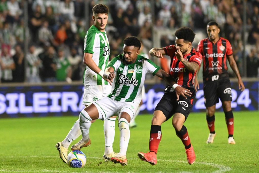 Juventude-Vitória-jogo-empate-alamy2XBDG6H Jogadores de Juventude e Vitória disputam bola em jogo no Alfredo Jaconi