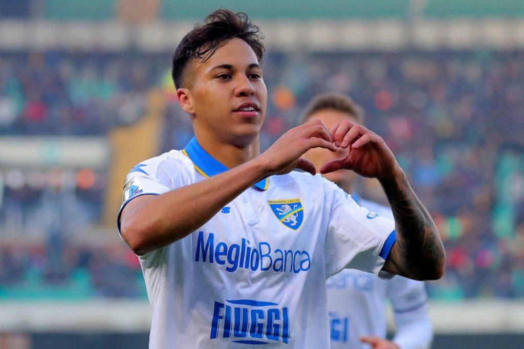 Atacante Kaio Jorge comemorando gol no futebol italiano