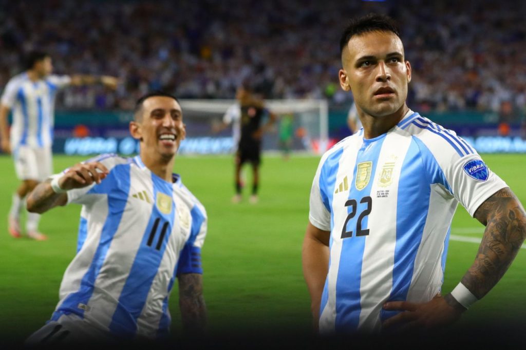 Lautaro-Martinez-Argentina-gol-alamy2XEWKHG Lautaro Martínez comemora gol da Argentina na Copa América ao lado de Di María