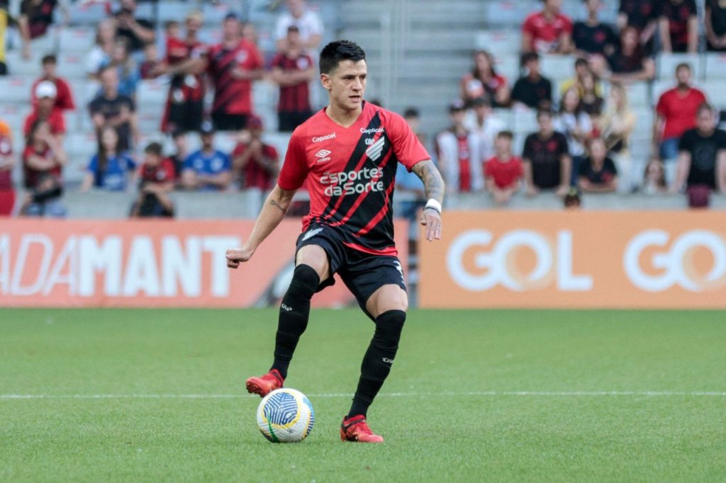 Leo-Godoy-lateral-Athletico-PR-jogo-alamy2X2CK19 Lateral Léo Godoy em ação pelo Athletico-PR no Brasileirão