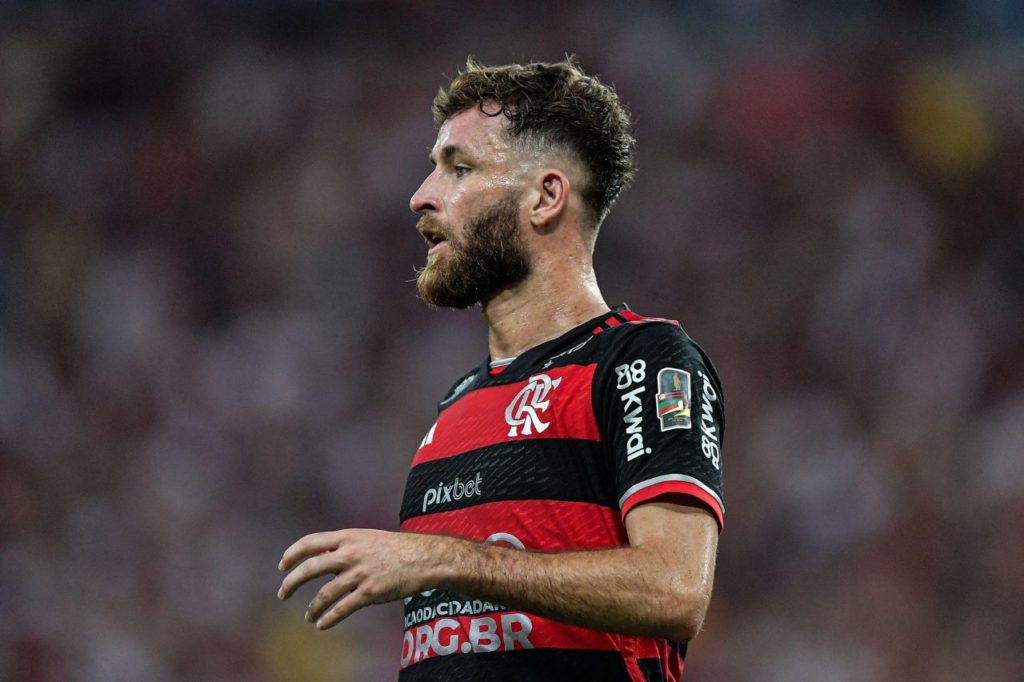 Leo-Pereira-Flamengo-jogo-alamy2X5XDR3 Zagueiro Léo Pereira em ação pelo Flamengo