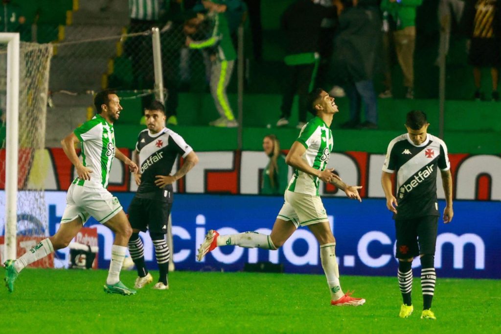 Lucas-Barbosa-Juventude-gol-alamy2XD2106 Lucas Barbosa comemora gol do Juventude na vitória sobre o Vasco no Alfredo Jaconi pelo Brasileiro