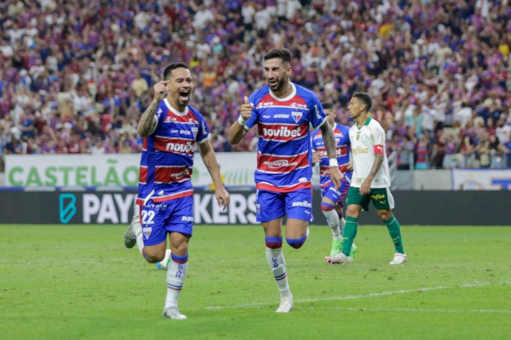 Lucero-Fortaleza-gol-alamy2XEAW56 Centroavante Lucero comemora um de seus dois gols na vitória sobre o Palmeiras pelo Brasileiro