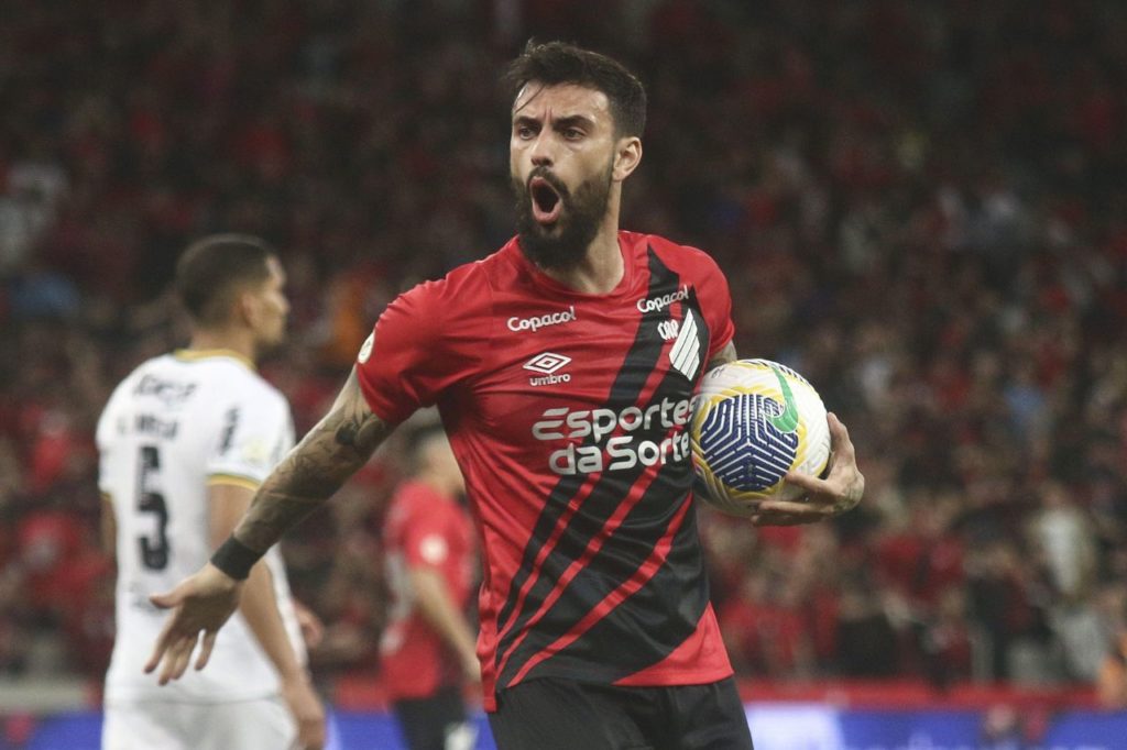 Mastriani-Athletico-gol-alamy2XBYHNW Mastriani comemora gol pelo Athletico Paranaense na vitória sobre o Criciúma na Arena da Baixada