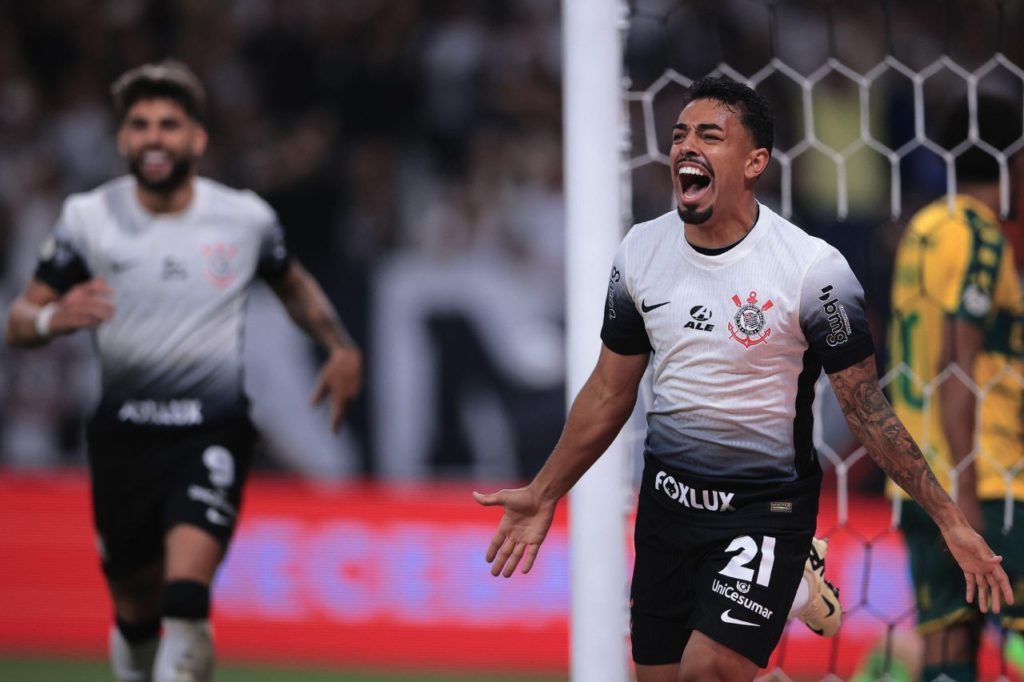 Matheus-Bidu-Corinthians-gol-alamy2XEAN8W Lateral Matheus Bidu comemora o gol de empate do Corinthians ao lado de Yuri Alberto
