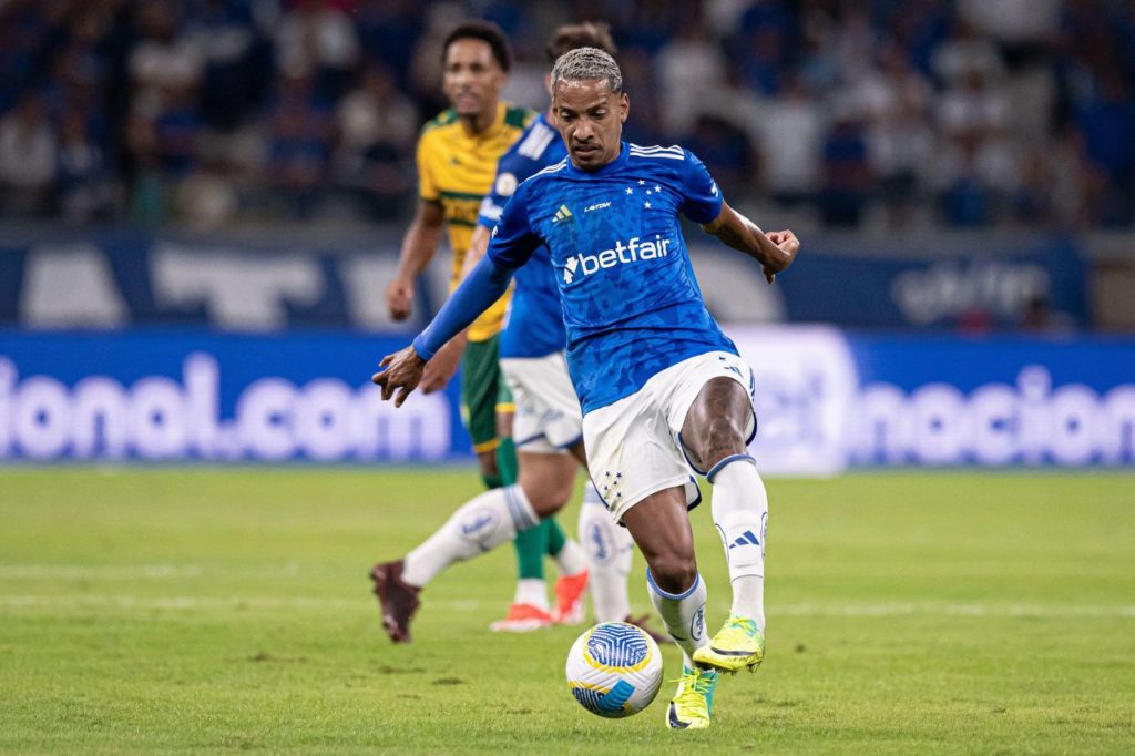 Matheus-Pereira-Cruzeiro-jogo-alamy2XBYGH1 Meia Matheus Pereira dominando a bola em jogo do Cruzeiro no Mineirão