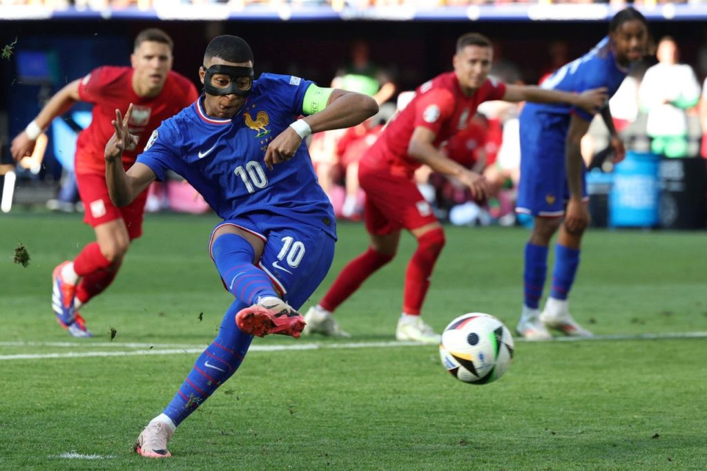 Mbappé-França-gol-alamy2XE21XD Kylian Mbappé batendo pênalti para a França na partida contra a Polônia pela Euro 2024