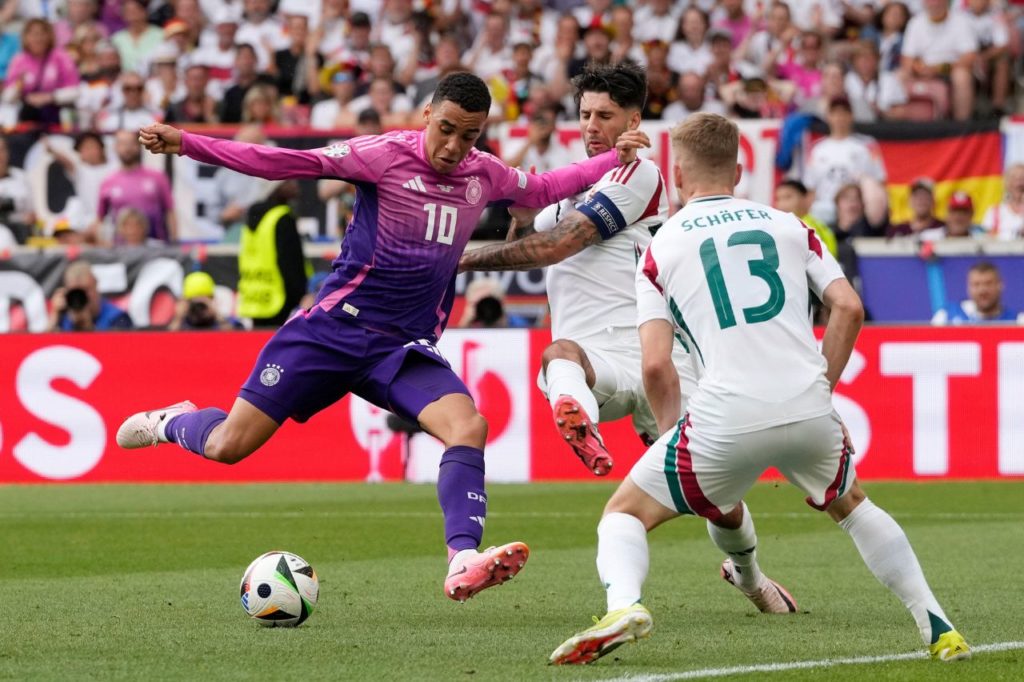 Musiala-Alemanha-gol-alamy2XD0EHY Musiala finalizando para marcar o gol contra a Hungria na Euro 2024