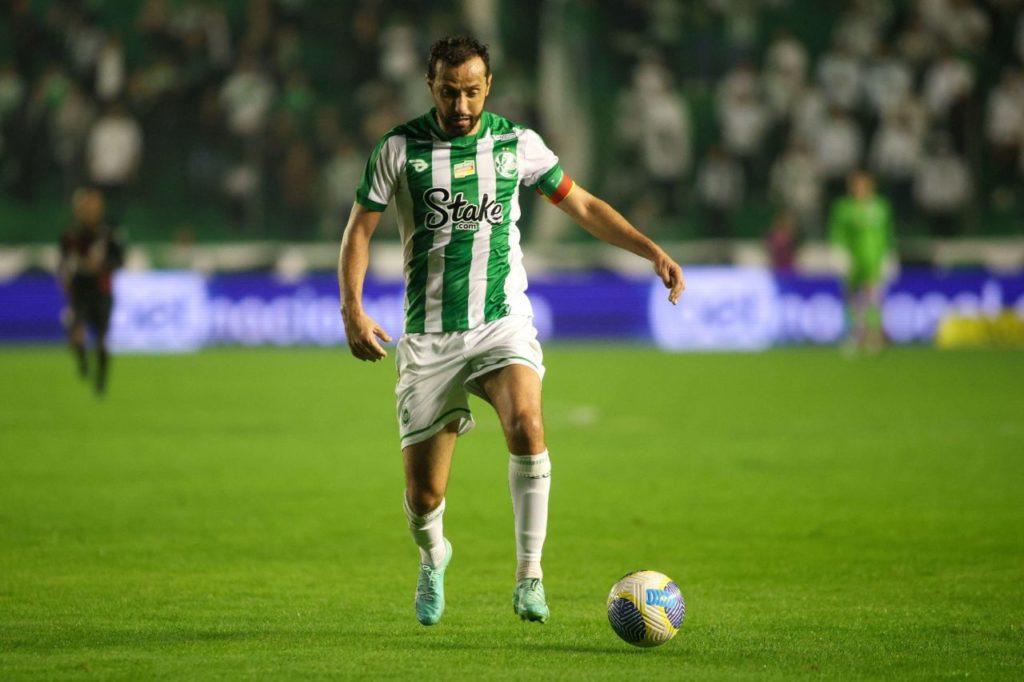 Nenê-Juventude-jogo-alamy2XABKHP Meia Nenê carrega a bola em jogo do Juventude no Alfredo Jaconi