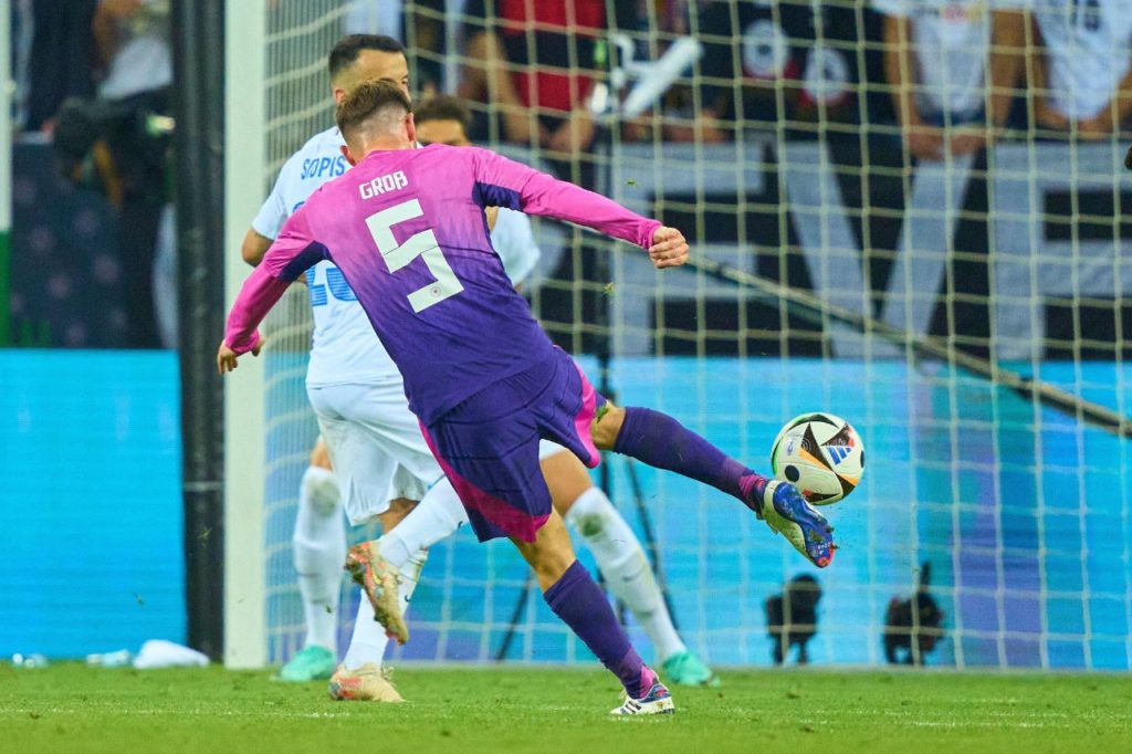 Pascal-Gross-gol-Alemanha-alamy2XAMKHK Pascal Gross finaliza para marcar o gol da virada da Alemanha sobre a Grécia em amistoso
