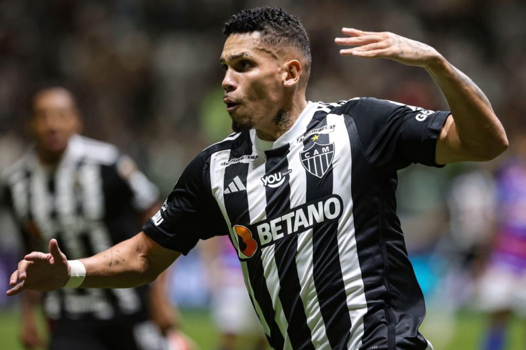 Paulinho-Atlético-MG-gol-comemoração-alamy2XDN71B Paulinho comemorando gol do Atlético Mineiro no empate com o Fortaleza na Arena MRV